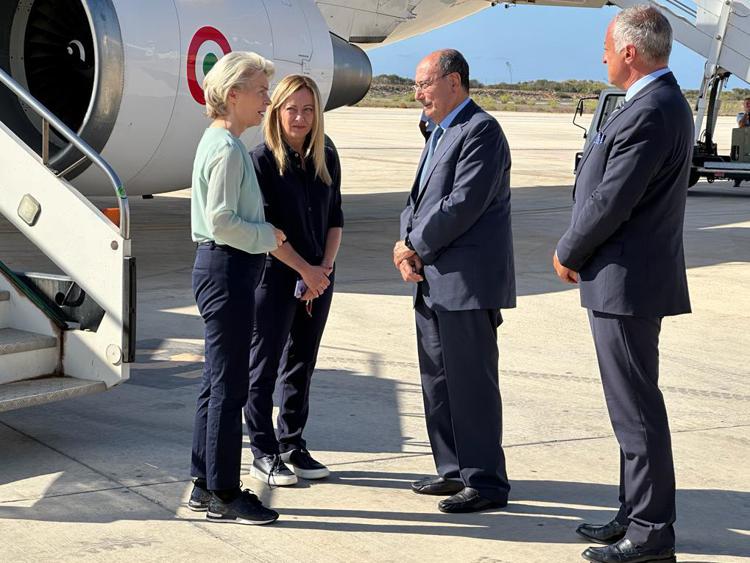 Migranti Giorgia Meloni E Ursula Von Der Leyen A Lampedusa Lavoriamo